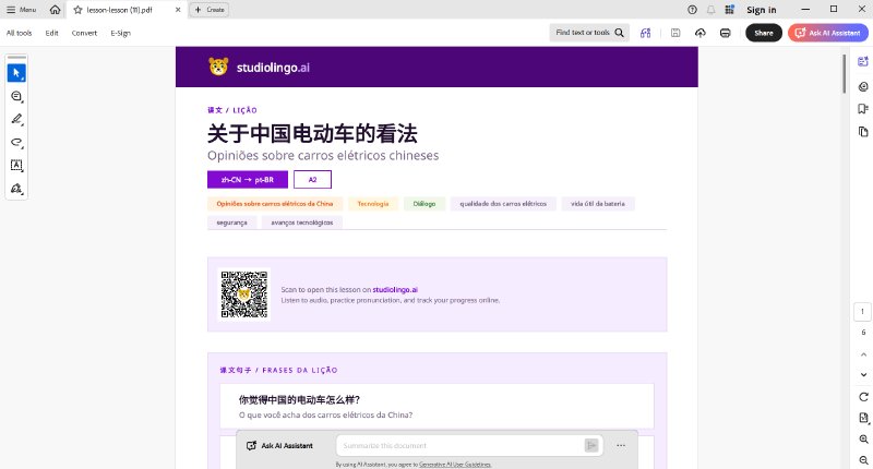 Um PDF de lição baixado com um QR code perto do topo, dizendo &ldquo;Escaneie pra abrir esta lição no studiolingo.ai — Ouça o áudio, pratique a pronúncia e acompanhe seu progresso online.&rdquo;